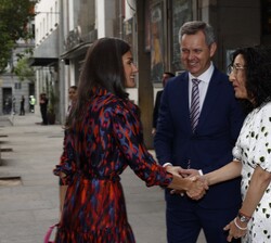 Su Majestad la Reina recibe el saludo de la presidenta de la Cruz Roja Española (CRE), María del Mar Pageo